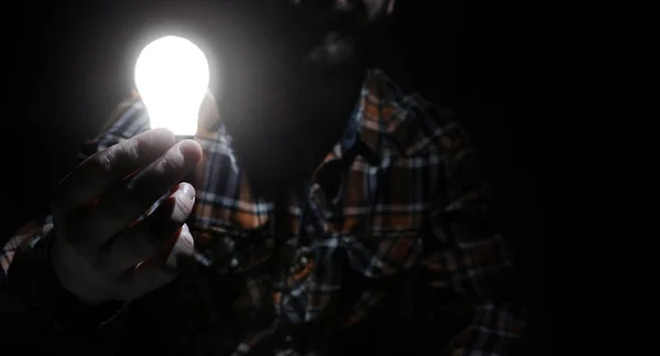 Людина тримає світильник в руці — стокове фото