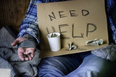 evsiz bir adam yardım isteyin