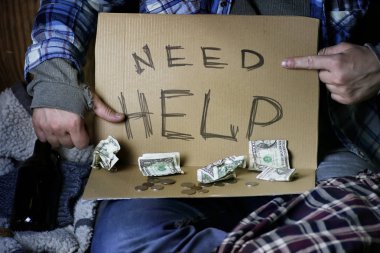 evsiz bir adam yardım isteyin