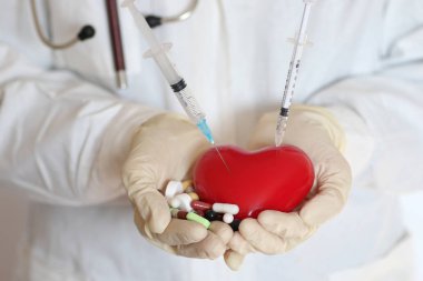 kalp doktor elinde şırınga