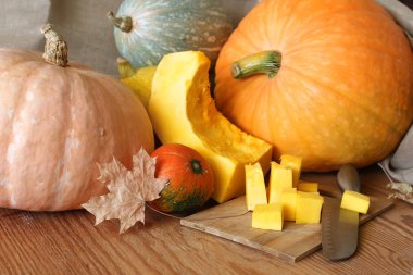 Kabak hasat masanın üstüne kesmek.