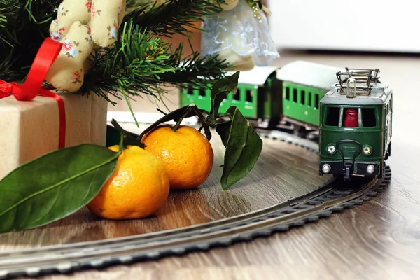 Поезд под елкой — стоковое фото
