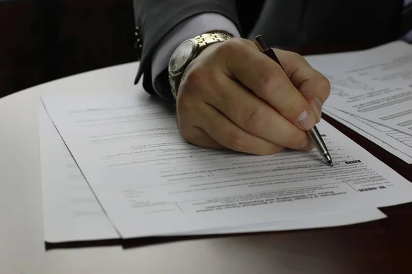 Formulário de imposto assinado à mão — Fotografia de Stock