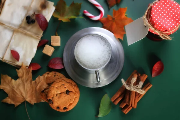 Hands holding a mug of hot coffee on a table — Stock Photo, Image