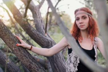 Kız bahar elma sokaktan akşamları yürür.