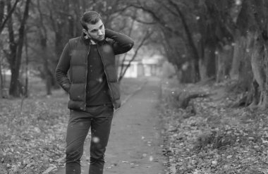 yakışıklı sakallı adam sonbahar Park