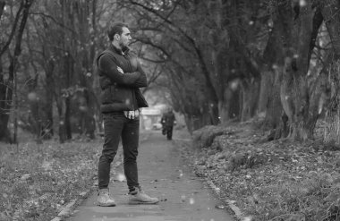 yakışıklı sakallı adam sonbahar Park