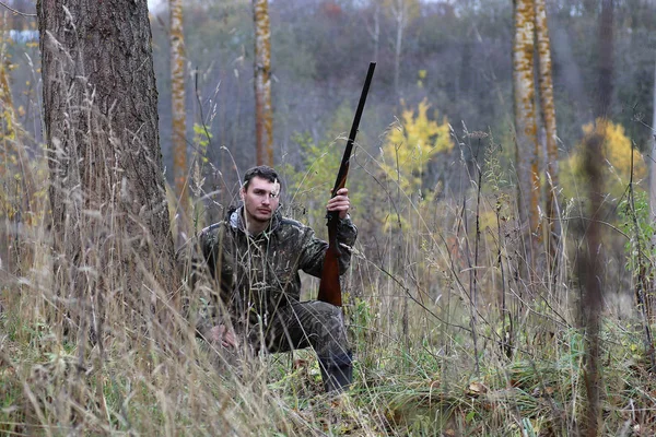 Kamuflaj ve bahar hun üzerinde orman Kuşağı'nda silahlı adam