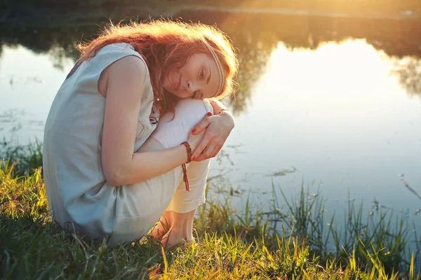 Mädchen im Frühling spaziert abends durch die Apfelallee — Stockfoto