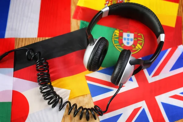 Sprachkurs Kopfhörer und Fahne auf einem Tisch — Stockfoto