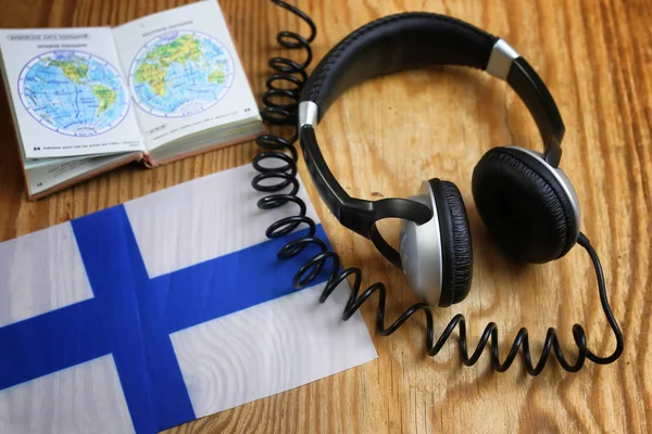 Auriculares y bandera del idioma del curso en una mesa — Foto de Stock