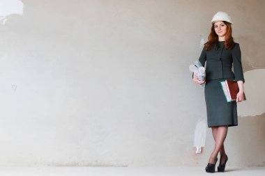 çizimler ve Not ile inşaat sahasında kadın mimar