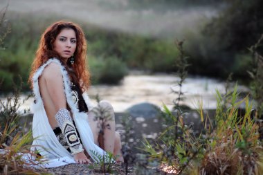 nehir fantezi kız giysileri oturmak