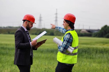 İnşaat alanında iki adam var.
