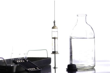 Tıbbi şırınga ve aksesuarları tablosundaki eski metal