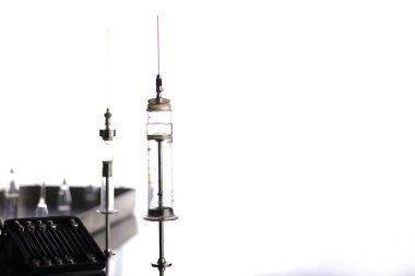 Tıbbi şırınga ve aksesuarları tablosundaki eski metal