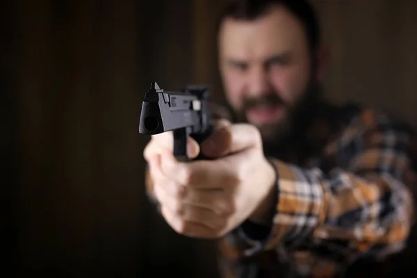 Homem com colocar em óculos de proteção e treinamento de orelha em pistola sh — Fotografia de Stock