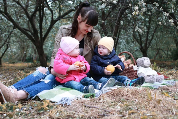 Gemelli nel giardino estivo giornata di sole albero della foresta — Foto Stock