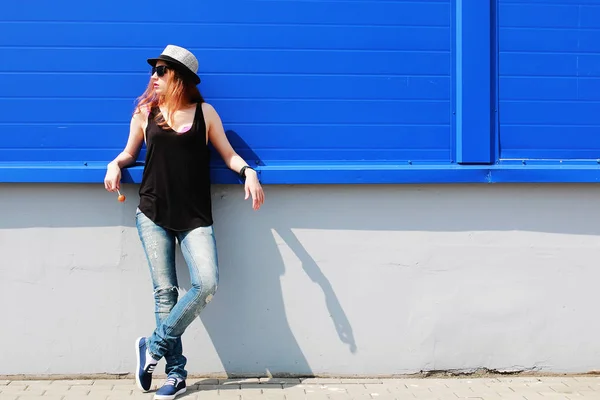 Menina hipster em um chapéu leve e óculos de sol no dia de verão — Fotografia de Stock