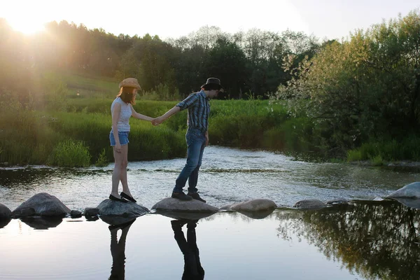 Genç insanların çift bahar akşam o günbatımında hayranım — Stok fotoğraf