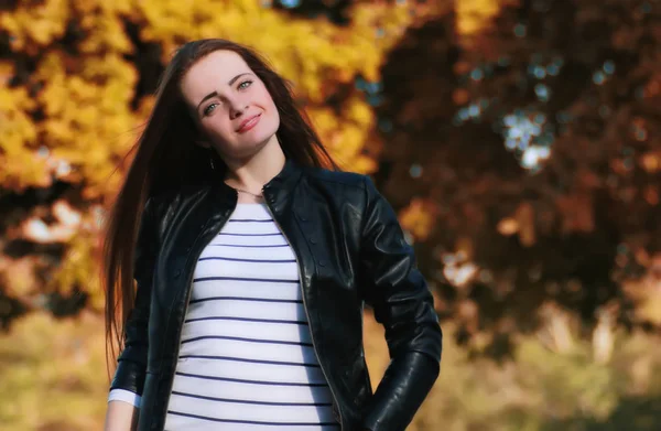 Chica joven de moda en el parque de otoño — Foto de Stock