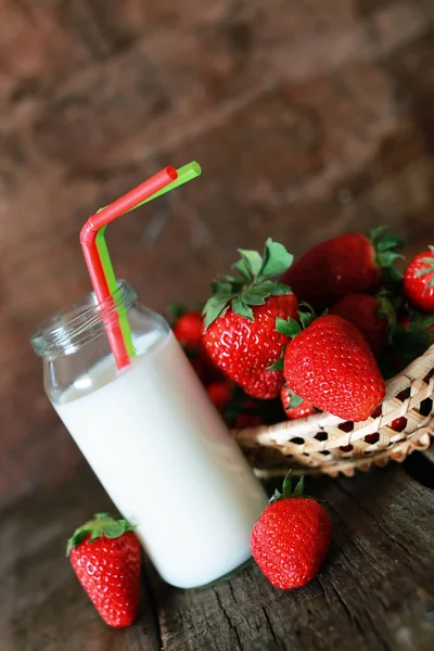 Fresas y leche en un vaso —  Fotos de Stock
