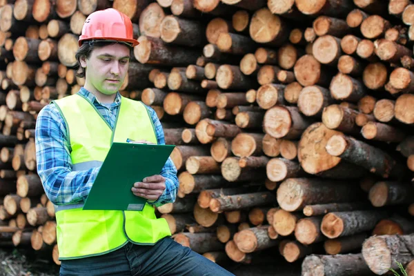 Hombre en casco trabajador madera aserrada —  Fotos de Stock