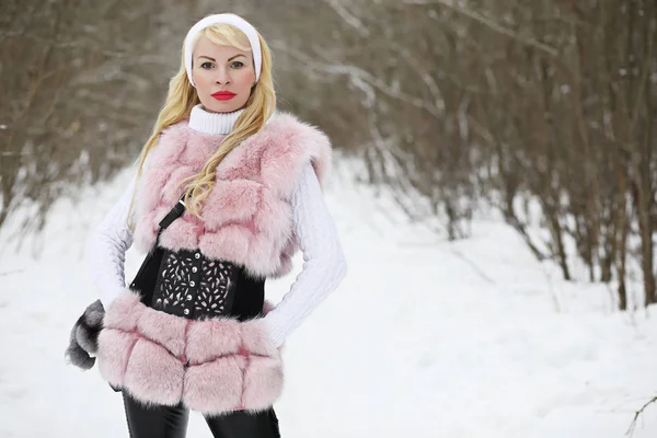 겨울 공원에서 산책에 금발 여자 — 스톡 사진