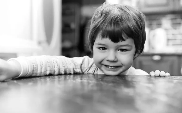 Foto in bianco e nero di bambino sorridente e divertirsi backgro bianco — Foto Stock