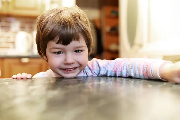 Kind lächelt und Spaß haben weißen Hintergrund — Stockfoto