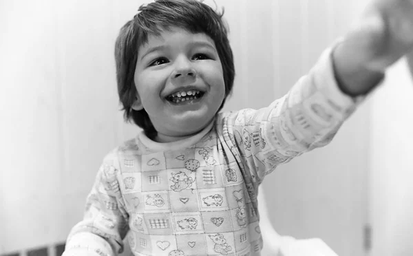 Foto in bianco e nero di bambino sorridente e divertirsi backgro bianco — Foto Stock