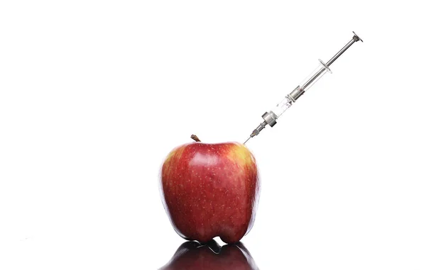 Aliments génétiquement modifiés, pomme pompée avec des produits chimiques — Photo