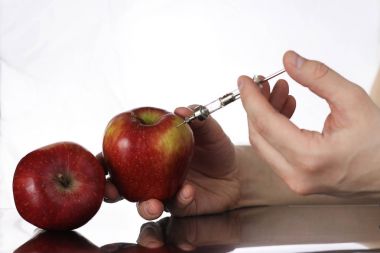 Genetiği değiştirilmiş gıdalar, elma pompalı kimyasal maddelerle