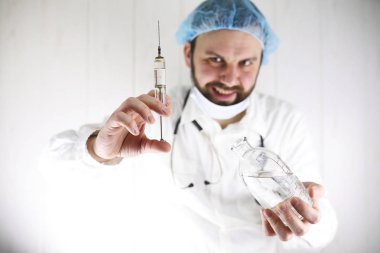 Beyaz önlük ve eski şırınga çılgın sakallı doktor