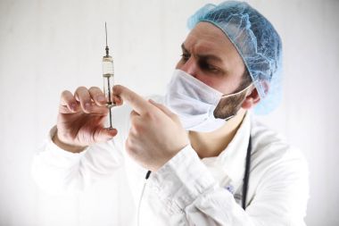 Beyaz önlük ve eski şırınga çılgın sakallı doktor