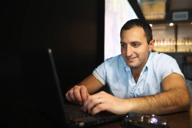 Dizüstü çalışan Ermeni yakışıklı adam