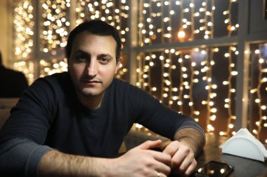 Barda bir bardak viskisi olan bir adam.