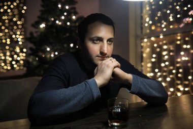 Barda bir bardak viskisi olan bir adam.