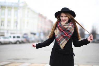 Erken baharda bir yürüyüşe Fransız kadın