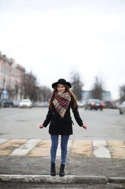 Erken baharda bir yürüyüşe Fransız kadın