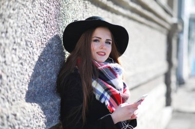 Güneşli havalarda bir yürüyüşte kız