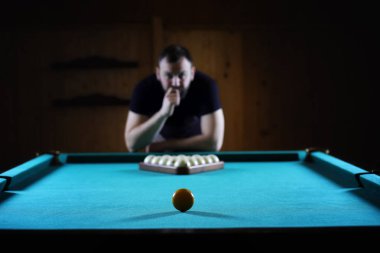 hansome adam yalnız bilardo oynarken