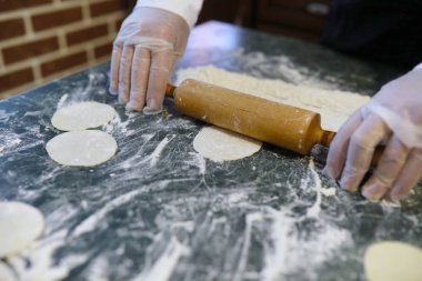 Erkek chef malzemeler kitch un ürünleri hazırlamak için kullanır