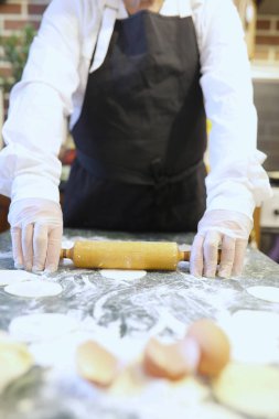 Erkek chef malzemeler kitch un ürünleri hazırlamak için kullanır