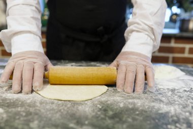 Erkek chef malzemeler kitch un ürünleri hazırlamak için kullanır