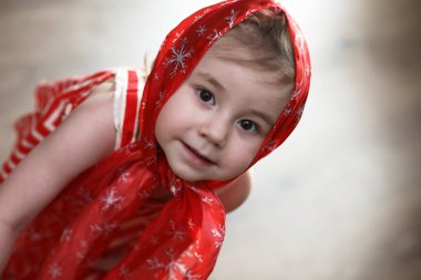 Mendil ile dans elbiseler küçük kız