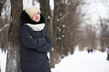 Genç ve güzel bir kız kış parkında yürüyüşe çıkmış.