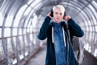 Genç öğrenci metro büyük kulaklıklar müzik dinlemek