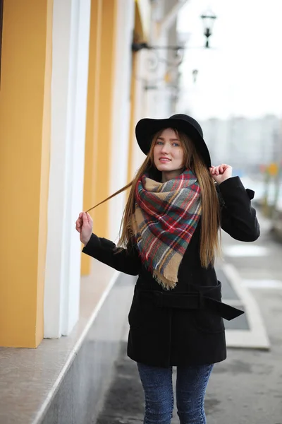 Mujer francesa para dar un paseo a principios de primavera —  Fotos de Stock