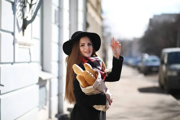 Fille sur une promenade par temps ensoleillé — Photo